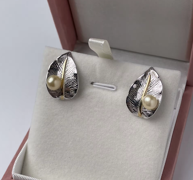 Vespera_Lumina Leaf Pearl Earrings